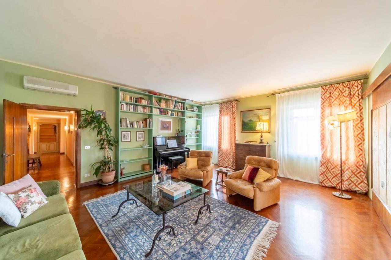 Golden Renaissance Apartment *